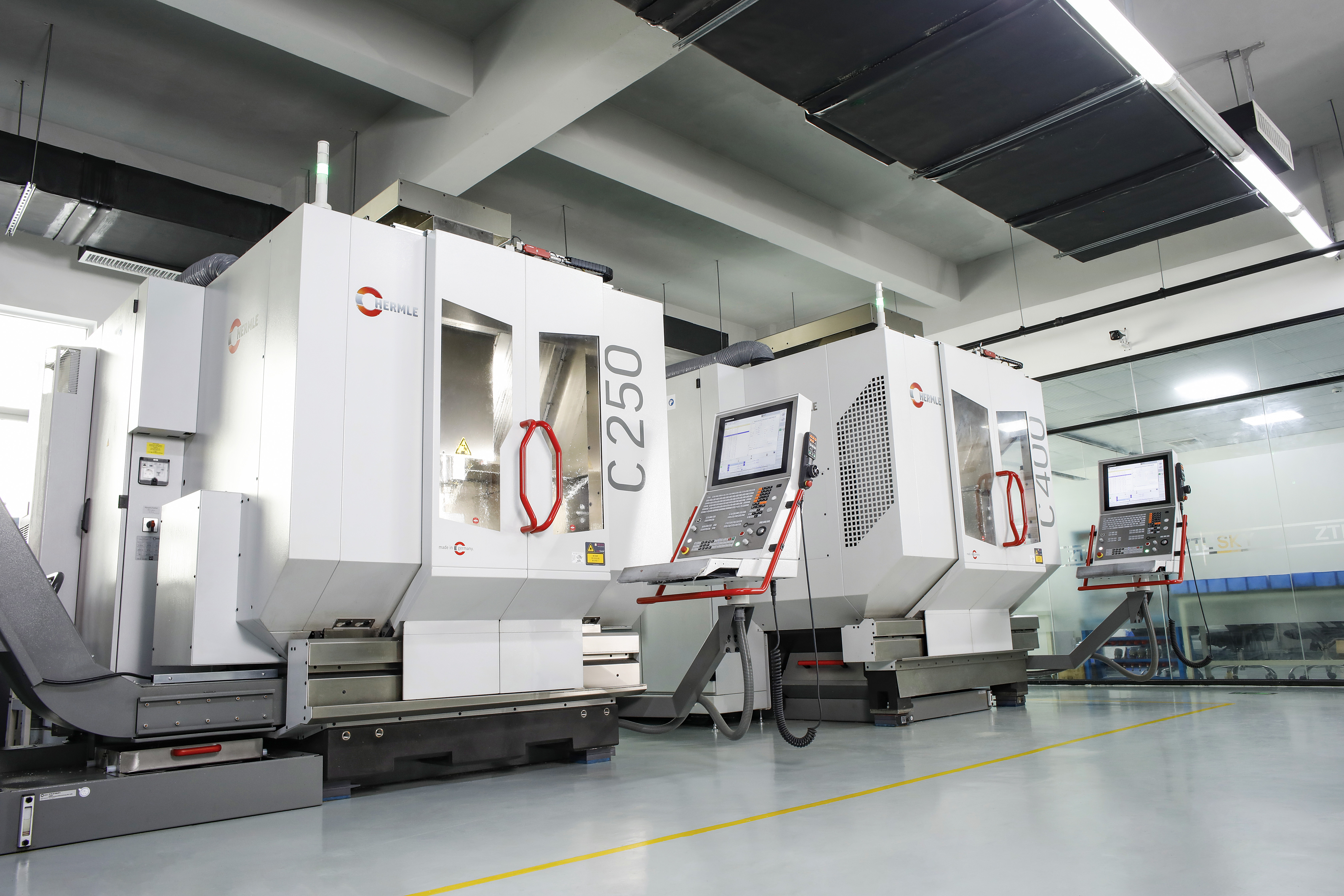 Hermle C 250 und C 400 in einer Fertigungshalle – externes Beispielbild für CNC-Bearbeitungszentren